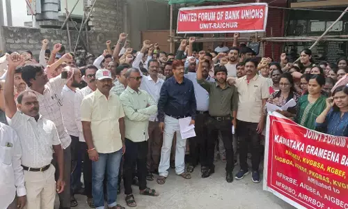 ರಾಯಚೂರು | ವಾರದಲ್ಲಿ 5 ದಿನಗಳ ಕೆಲಸ ಜಾರಿಗೆ ಒತ್ತಾಯಿಸಿ ಬ್ಯಾಂಕ್ ಉದ್ಯೋಗಿಗಳಿಂದ ಪ್ರತಿಭಟನೆ