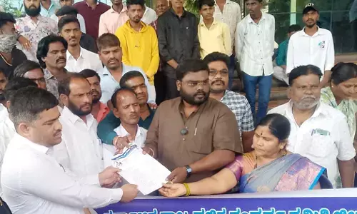 ಬೀದರ್ | ಬ್ರಿಮ್ಸ್‌ನಲ್ಲಿ ಭ್ರಷ್ಟಾಚಾರ, ಅವ್ಯವಸ್ಥೆ ಖಂಡಿಸಿ ಮುತ್ತಿಗೆ : ಬಾಕಿ ವೇತನ ತಕ್ಷಣ ಬಿಡುಗಡೆಗೆ ಒತ್ತಾಯ