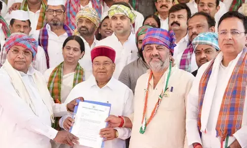 ಕೇಂದ್ರದ ‘ವಿಬಿ-ಜಿ ರಾಮ್ ಜೀ ಕಾಯ್ದೆ’ ವಿರೋಧಿಸಿ ಬೀದಿಗಿಳಿದ ಕಾಂಗ್ರೆಸ್; ಕಾಯ್ದೆ ರದ್ದತಿಗೆ ಆಗ್ರಹಿಸಿ ರಾಜ್ಯಪಾಲರಿಗೆ ಮನವಿ