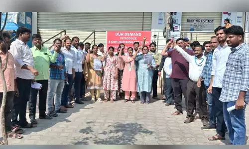 ಯಾದಗಿರಿ | ವಾರದಲ್ಲಿ 5 ದಿನಗಳ ಕೆಲಸ ಜಾರಿಗೆ ಒತ್ತಾಯಿಸಿ ಮುಷ್ಕರ