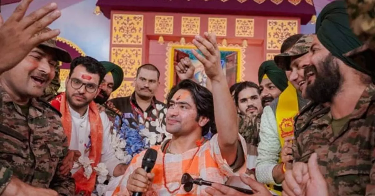 ಬಾಬಾ ಬಾಗೇಶ್ವರ ಕಾರ್ಯಕ್ರಮದಲ್ಲಿ ಸಮವಸ್ತ್ರಧಾರಿ ಸೈನಿಕರು! ಬಾಬಾ ಬಾಗೇಶ್ವರ ಕಾರ್ಯಕ್ರಮದಲ್ಲಿ ಸಮವಸ್ತ್ರಧಾರಿ ಸೈನಿಕರು!