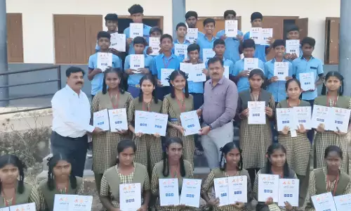 ಚಿತ್ತಾಪುರ | ಎಸೆಸೆಲ್ಸಿ  ವಿದ್ಯಾರ್ಥಿಗಳಿಗೆ ಸಚಿವ ಪ್ರಿಯಾಂಕ್ ಖರ್ಗೆ ನೆರವು : 35 ಸಾವಿರ ಮಾದರಿ ಪ್ರಶ್ನೆ ಪತ್ರಿಕೆ ಪುಸ್ತಕ ವಿತರಣೆ