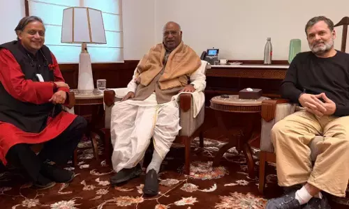 ಕಾಂಗ್ರೆಸ್ ಪಕ್ಷದೊಳಗೆ ಬಿಕ್ಕಟ್ಟು ವದಂತಿ ನಡುವೆಯೇ ರಾಹುಲ್ ಗಾಂಧಿ, ಖರ್ಗೆಯನ್ನು ಭೇಟಿಯಾದ ಶಶಿ ತರೂರ್