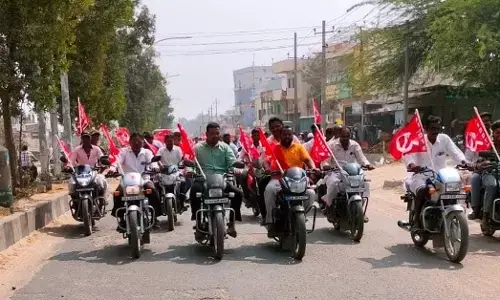 ಕಾರ್ಮಿಕ ವಿರೋಧಿ ಕಾಯ್ದೆ ವಾಪಸ್ ಪಡೆಯಲು ಆಗ್ರಹಿಸಿ ಎಐಸಿಸಿಟಿಯು ವತಿಯಿಂದ ಮಾನ್ವಿಯಲ್ಲಿ ಬೈಕ್ ರ‍್ಯಾಲಿ