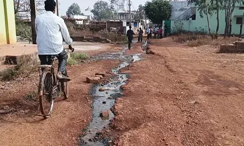 ಅಮಲಾಪುರ್ ಗ್ರಾಮದ ಓಣಿಯಲ್ಲಿ ರಸ್ತೆ ಮಧ್ಯೆಯೇ ಚರಂಡಿ
