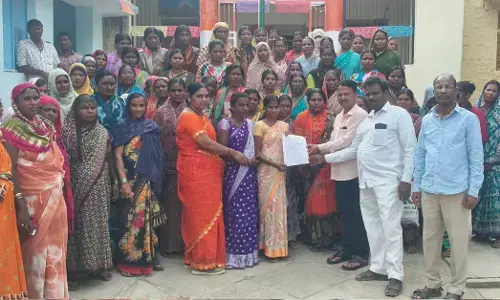 ವಾಡಿ | ಹೊಲಿಗೆ ಯಂತ್ರಗಳು ನೀಡುವಲ್ಲಿ ತಾರತಮ್ಯ ಆರೋಪ :ಎಸಿಸಿ ಕಂಪನಿ ವಿರುದ್ಧ ಮಹಿಳೆಯರಿಂದ ಪ್ರತಿಭಟನೆ