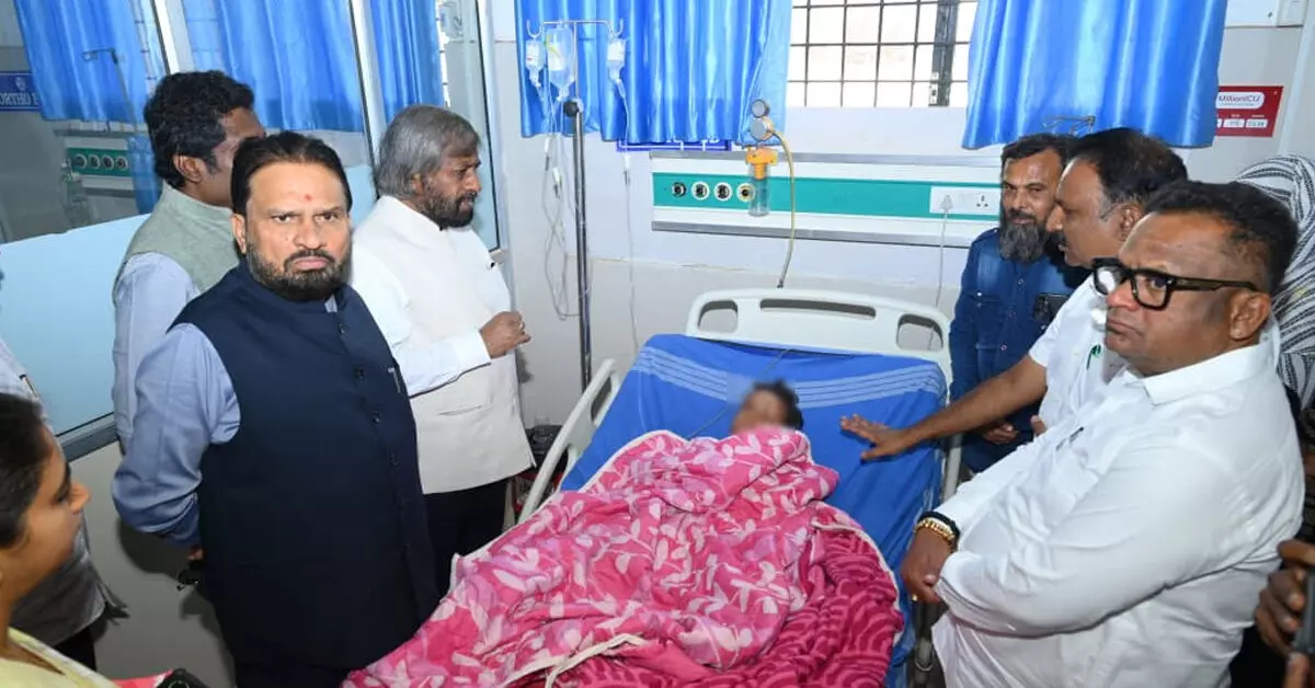 Humnabad | ಮೊಳಕೇರಾ ಗ್ರಾಮದಲ್ಲಿ ಸ್ಫೋಟ ಪ್ರಕರಣ : ಗಾಯಾಳುಗಳ ಆರೋಗ್ಯ ವಿಚಾರಿಸಿದ ಸಚಿವ ಈಶ್ವರ್ ಖಂಡ್ರೆ Humnabad | ಮೊಳಕೇರಾ ಗ್ರಾಮದಲ್ಲಿ ಸ್ಫೋಟ ಪ್ರಕರಣ : ಗಾಯಾಳುಗಳ ಆರೋಗ್ಯ ವಿಚಾರಿಸಿದ ಸಚಿವ ಈಶ್ವರ್ ಖಂಡ್ರೆ