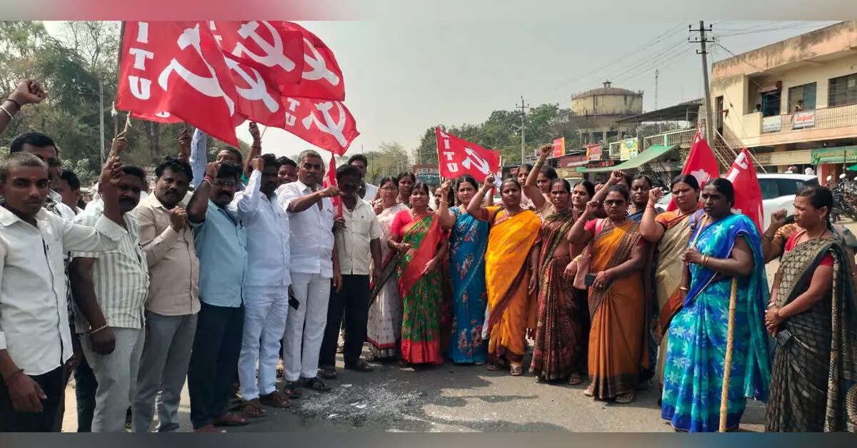 ಅಫಜಲಪುರ | ಕೇಂದ್ರ ಬಜೆಟ್ ವಿರುದ್ಧ ರೈತ–ಕಾರ್ಮಿಕರ ಆಕ್ರೋಶ : ಬಜೆಟ್ ಪ್ರತಿಗೆ ಬೆಂಕಿ