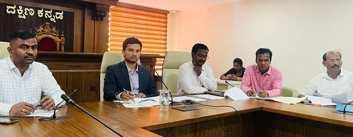 ಅಂಗಡಿ, ಹೊಟೇಲ್ ನಾಮಫಲಕಗಳಲ್ಲಿ ಕನ್ನಡ ಕಡ್ಡಾಯ: ದ.ಕ. ಜಿಲ್ಲಾಧಿಕಾರಿ ದರ್ಶನ್