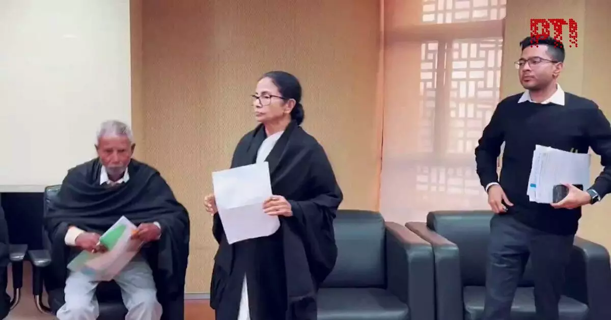 ಅವರು ನಮ್ಮನ್ನು ಅವಮಾನಿಸಿದರು; ಸಂತ್ರಸ್ತರ ಅಳಲು ಆಲಿಸಲಿಲ್ಲ: ಚುನಾವಣಾ ಆಯೋಗದ ಸಭೆಯಿಂದ ಹೊರ ನಡೆದ ಮಮತಾ ಬ್ಯಾನರ್ಜಿ