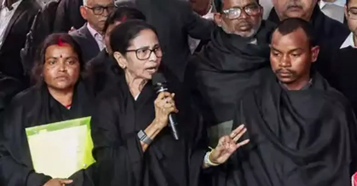 ‘ಬಂಗ ಭವನ’ದಲ್ಲಿ ಎಸ್ಐಆರ್ ಸಂತ್ರಸ್ತ ನಿವಾಸಿಗಳಿಗೆ ದಿಲ್ಲಿ ಪೊಲೀಸರಿಂದ ಕಿರುಕುಳ, ಬೆದರಿಕೆ: ಮಮತಾ ಬ್ಯಾನರ್ಜಿ ಆರೋಪ ‘ಬಂಗ ಭವನ’ದಲ್ಲಿ ಎಸ್ಐಆರ್ ಸಂತ್ರಸ್ತ ನಿವಾಸಿಗಳಿಗೆ ದಿಲ್ಲಿ ಪೊಲೀಸರಿಂದ ಕಿರುಕುಳ, ಬೆದರಿಕೆ: ಮಮತಾ ಬ್ಯಾನರ್ಜಿ ಆರೋಪ