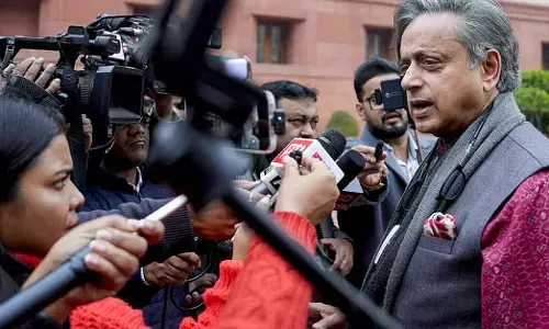 ಕ್ರೀಡೆಯನ್ನು ರಾಜಕೀಯಗೊಳಿಸಿರುವುದು ಅತ್ಯಂತ ಅವಮಾನಕರ: ಶಶಿ ತರೂರ್