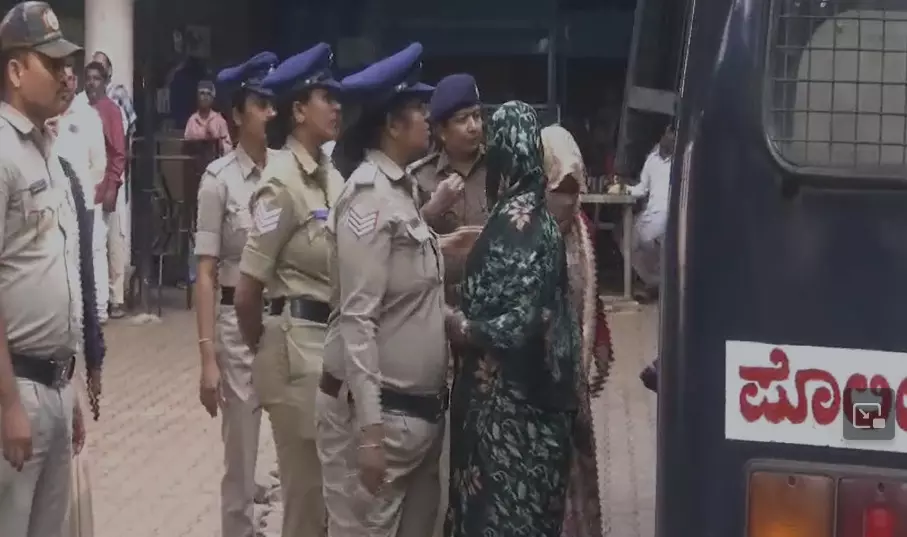 Belagavi | ಹೊಸ ವಂಟಮೂರಿ ಮಹಿಳೆಯ ವಿವಸ್ತ್ರಗೊಳಿಸಿ ಹಲ್ಲೆ ಪ್ರಕರಣ : 12 ಆರೋಪಿಗಳು ತಪ್ಪಿತಸ್ಥರು; ಶಿಕ್ಷೆಯ ಪ್ರಮಾಣ ನಾಳೆ ಪ್ರಕಟ Belagavi | ಹೊಸ ವಂಟಮೂರಿ ಮಹಿಳೆಯ ವಿವಸ್ತ್ರಗೊಳಿಸಿ ಹಲ್ಲೆ ಪ್ರಕರಣ : 12 ಆರೋಪಿಗಳು ತಪ್ಪಿತಸ್ಥರು; ಶಿಕ್ಷೆಯ ಪ್ರಮಾಣ ನಾಳೆ ಪ್ರಕಟ