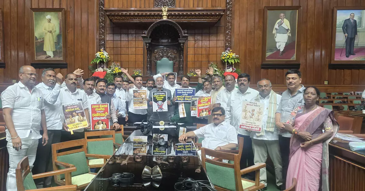 ಸಚಿವ ಆರ್.ಬಿ.ತಿಮ್ಮಾಪುರ ರಾಜೀನಾಮೆಗೆ ಪಟ್ಟು; ವಿಧಾನಸಭೆಯಲ್ಲಿ ಬಿಜೆಪಿ-ಜೆಡಿಎಸ್ನಿಂದ ಅಹೋರಾತ್ರಿ ಧರಣಿ ಸಚಿವ ಆರ್.ಬಿ.ತಿಮ್ಮಾಪುರ ರಾಜೀನಾಮೆಗೆ ಪಟ್ಟು; ವಿಧಾನಸಭೆಯಲ್ಲಿ ಬಿಜೆಪಿ-ಜೆಡಿಎಸ್ನಿಂದ ಅಹೋರಾತ್ರಿ ಧರಣಿ