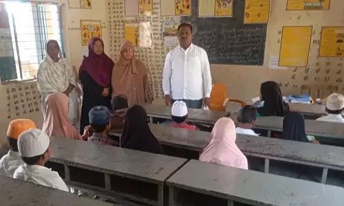 ಕಂಪ್ಲಿಯ ಉರ್ದು ಶಾಲೆಗೆ ಪ್ರಧಾನ ಮಂತ್ರಿ 15 ಅಂಶಗಳ ಕಾರ್ಯಕ್ರಮದ ಸಮಿತಿ ಸದಸ್ಯ ಬಿ. ಜಾಫರ್ ಸಾಧಿಕ್ ಭೇಟಿ