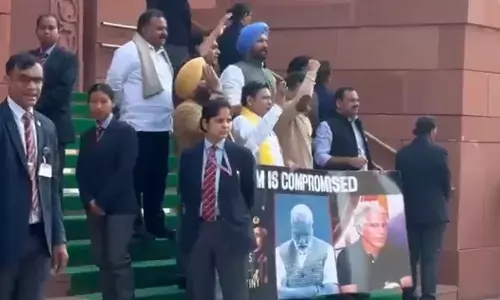 ‘ಪ್ರಧಾನಿ ರಾಜಿ ಮಾಡಿಕೊಂಡಿದ್ದಾರೆ’; ಸಂಸತ್ತಿನ ಹೊರಗಡೆ ಪೋಸ್ಟರ್ ಹಿಡಿದು ಅಮಾನತುಗೊಂಡ ಕಾಂಗ್ರೆಸ್ ಸಂಸದರಿಂದ ಪ್ರತಿಭಟನೆ