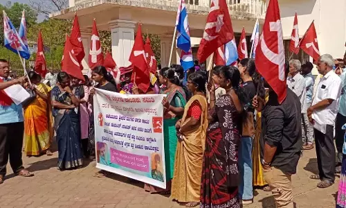 ಬೆಳ್ತಂಗಡಿ : ಸಿಪಿಐಎಂ–ದಲಿತ ಹಕ್ಕುಗಳ ಸಮಿತಿ ನೇತೃತ್ವದಲ್ಲಿ ತಾಲೂಕು ಕಚೇರಿ ಎದುರು ಪ್ರತಿಭಟನೆ