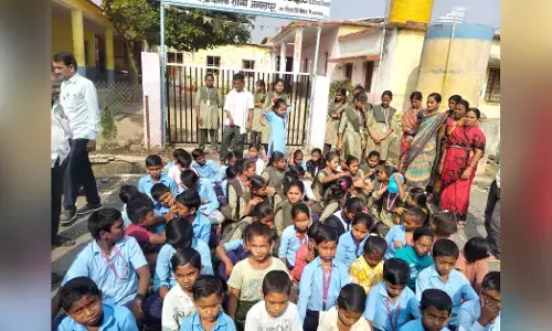 ಔರಾದ್ | ಶಿಕ್ಷಕನ ಅಮಾನತು ಖಂಡಿಸಿ ವಿದ್ಯಾರ್ಥಿಗಳಿಂದ ಪ್ರತಿಭಟನೆ