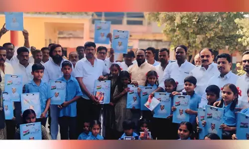 ಶಹಾಬಾದ್‌ | ಬಡ ವಿದ್ಯಾರ್ಥಿಗಳಿಗೆ ಲೇಖನ ಸಾಮಗ್ರಿ ವಿತರಣೆ