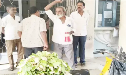 Tumakuru | ಜಮೀನಿಗೆ ರಸ್ತೆ ಮಾಡಿಕೊಡದ ಅಧಿಕಾರಿಗಳು; ಮೂಲಂಗಿಯನ್ನೇ ಲಂಚವಾಗಿ ನೀಡಲು ಬಂದ ರೈತ