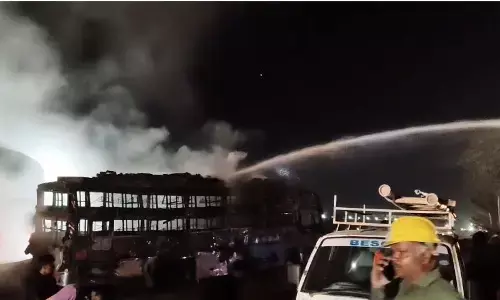 ನೆಲಮಂಗಲದಲ್ಲಿ ಖಾಸಗಿ ಬಸ್ ಬೆಂಕಿಗಾಹುತಿ: 40 ಪ್ರಯಾಣಿಕರು ಪಾರು