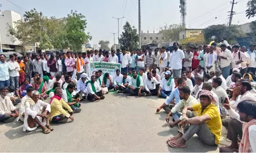 Yadgiri | ಎಪಿಎಂಸಿ ಗಂಜ್ ಬಳಿ ರಸ್ತೆ ತಡೆದು ರೈತರ ಪ್ರತಿಭಟನೆ