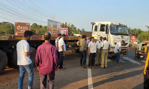 ಮಂಗಳೂರು: ಬಸ್ ಕಾಯುತ್ತಿದ್ದ ತಾಯಿ, ಮಗಳಿಗೆ Trailer ಢಿಕ್ಕಿ; ಇಬ್ಬರಿಗೆ ಗಂಭೀರ ಗಾಯ