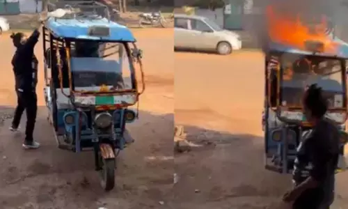 ರಿಪೇರಿ ಮಾಡಲು ಕಂಪನಿ ನಕಾರ: 2.5 ಲಕ್ಷ ರೂ. ಮೌಲ್ಯದ ಇ-ರಿಕ್ಷಾಗೆ ಬೆಂಕಿ ಹಚ್ಚಿದ ಮಹಿಳೆ!