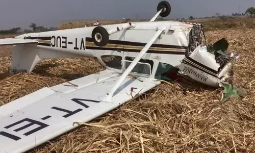 Vijayapura | ಮಂಗಳೂರು ಗ್ರಾಮದಲ್ಲಿ ಲಘು ವಿಮಾನ ಪತನ; ಇಬ್ಬರಿಗೆ ಗಾಯ