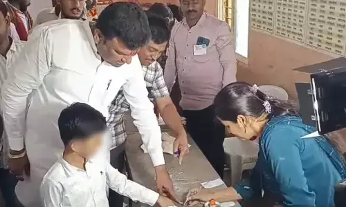 ಮಹಾರಾಷ್ಟ್ರ ಜಿಲ್ಲಾ ಪರಿಷದ್ ಚುನಾವಣೆ| ಶಿವಸೇನೆ ಶಾಸಕ ಸೇರಿದಂತೆ ರಾಜಕಾರಣಿಗಳಿಂದ ಅಪ್ರಾಪ್ತ ವಯಸ್ಕ ಪುತ್ರರೊಂದಿಗೆ ಮತ ಚಲಾವಣೆ!