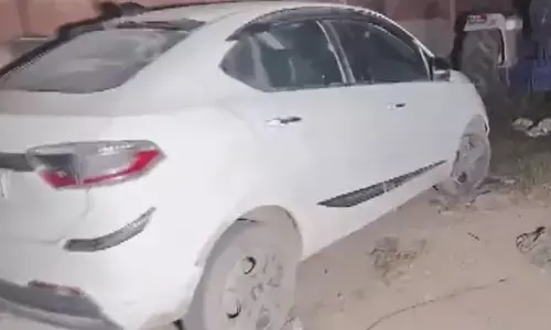 ದಿಲ್ಲಿ: ಫ್ಲೈಓವರ್ ನಲ್ಲಿ ನಿಲ್ಲಿಸಿದ್ದ ಕಾರಿನಲ್ಲಿ ಮೂವರ ಮೃತದೇಹಗಳು ಪತ್ತೆ