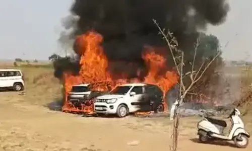 ಬೀದರ್ | ಆಕಸ್ಮಿಕ ಬೆಂಕಿ : ಹೊತ್ತಿ ಉರಿದ ಎರಡು ಕಾರುಗಳು