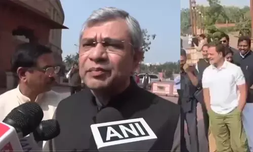 ಸಂಸತ್ ಮುಂದೆ ಮಾಧ್ಯಮಗಳೊಂದಿಗೆ ಮಾತನಾಡುತ್ತಿದ್ದಂತೆ ಬಂದ ರಾಹುಲ್ ಗಾಂಧಿ; ಗಲಿಬಿಲಿಗೊಂಡು ತೆರಳಿದ ಸಚಿವರಾದ ಪ್ರಹ್ಲಾದ್ ಜೋಶಿ, ಅಶ್ವಿನಿ ವೈಷ್ಣವ್