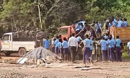 ಬೆಳ್ತಂಗಡಿ: ಶಾಲಾ ಮಕ್ಕಳನ್ನು ಪಿಕಪ್, ಟಿಪ್ಪರ್‌ನಲ್ಲಿ ಅಧ್ಯಯನಕ್ಕೆ ಕರೆದೊಯ್ದ ಮುಖ್ಯೋಪಾಧ್ಯಾಯ; ಪೋಷಕರ ಆಕ್ರೋಶ