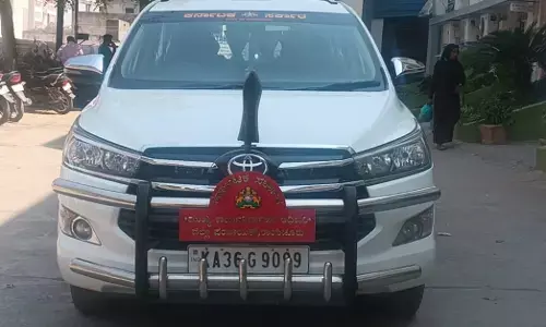 Raichur | ಬಾಕಿ ಪಾವತಿ ವಿಳಂಬ: ಜಿಪಂ ಸಿಇಒ ಕಾರು ಜಪ್ತಿಗೆ ಮುಂದಾದ ನ್ಯಾಯಾಲಯದ ಸಿಬ್ಬಂದಿ