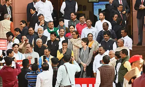 ಭಾರತ-ಅಮೆರಿಕ ವ್ಯಾಪಾರ ಒಪ್ಪಂದವನ್ನು ವಿರೋಧಿಸಿ ಸಂಸತ್ತಿನ ಹೊರಗೆ ವಿಪಕ್ಷಗಳಿಂದ ಪ್ರತಿಭಟನೆ