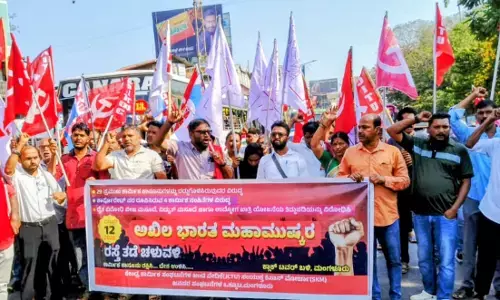 ಕಾರ್ಮಿಕ ಸಂಹಿತೆಗಳ ವಿರುದ್ಧ ಅಖಿಲ ಭಾರತ ಮಹಾಮುಷ್ಕರ| ಮಂಗಳೂರಿನಲ್ಲಿ ರಸ್ತೆ ತಡೆ, ಪ್ರತಿಭಟನಾ ಪ್ರದರ್ಶನ
