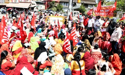 Chikkamagaluru | ಕೇಂದ್ರ ಸರಕಾರದ ನೀತಿ ವಿರೋಧಿಸಿ ರೈತ, ಕಾರ್ಮಿಕ ಸಂಘಟನೆಗಳಿಂದ ಧರಣಿ