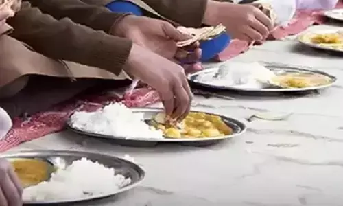 Tumakuru | ಬಿಸಿಯೂಟ ವೇಳೆ ತಳ್ಳಾಟ : ಒಂದನೇ ತರಗತಿ ವಿದ್ಯಾರ್ಥಿನಿಯ ಎರಡು ಬೆರಳು ಕಟ್