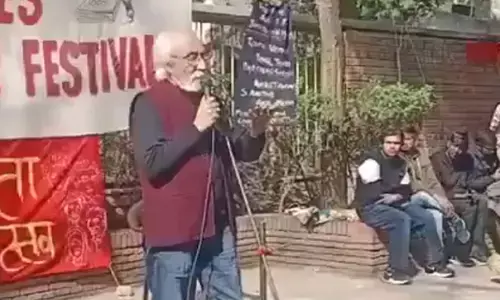 ದಿಲ್ಲಿ ವಿವಿಯಲ್ಲಿ ಭಾಷಣ ಮಾಡುತ್ತಿದ್ದ ಇತಿಹಾಸಕಾರ ಇರ್ಫಾನ್ ಹಬೀಬ್‌ರತ್ತ ನೀರಿನ ಬಕೆಟ್ ಎಸೆತ