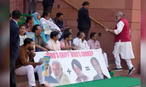 Epstein files| ಹರ್ದೀಪ್ ಸಿಂಗ್ ಪುರಿ ರಾಜೀನಾಮೆ ನೀಡುವಂತೆ ಆಗ್ರಹಿಸಿ ವಿಪಕ್ಷಗಳಿಂದ ಸಂಸತ್‌ನ ಹೊರಗೆ ಪ್ರತಿಭಟನೆ