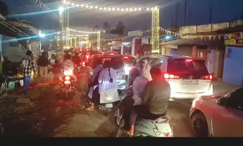 ಹಂಪಿ ಉತ್ಸವಕ್ಕೆ ಹರಿದು ಬಂದ ಜನಸಾಗರ: 5 ಕಿಮೀ ಟ್ರಾಫಿಕ್ ಜಾಮ್, ಬಸ್ ನಿಲ್ದಾಣದಲ್ಲಿ ನೂಕುನುಗ್ಗಲು