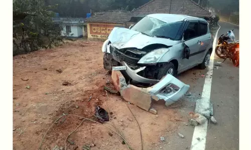 ವಿಟ್ಲ | ಕಾರು ಢಿಕ್ಕಿ ಹೊಡೆದ ರಭಸಕ್ಕೆ ಮುರಿದು ಬಿದ್ದ ವಿದ್ಯುತ್ ಕಂಬ