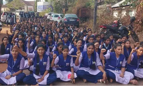 ಪುತ್ತೂರು| ಕಟ್ಟಡ ಕಾಮಗಾರಿಯಿಂದ ಧೂಳಿನ ಸಮಸ್ಯೆ: ರಸ್ತೆಯಲ್ಲಿ ಕುಳಿತು ವಿದ್ಯಾರ್ಥಿಗಳಿಂದ ಪ್ರತಿಭಟನೆ