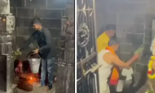 Maharashtra | ದೇವಾಲಯಕ್ಕೆ ಶಿವಸೇನೆ ಶಾಸಕ ಅಬ್ದುಲ್ ಸತ್ತಾರ್ ಭೇಟಿ ಬಳಿಕ ಗೋಮೂತ್ರ ಸಿಂಪಡಿಸಿ ʼಶುದ್ಧೀಕರಿಸಿದʼ ಬಿಜೆಪಿ ಕಾರ್ಯಕರ್ತರು!