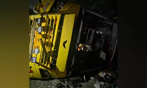 Kolar | ಡಿವೈಡರ್‌ಗೆ ಢಿಕ್ಕಿ ಹೊಡೆದು ಪಲ್ಟಿಯಾದ ಬಸ್; 40ಕ್ಕೂ ಹೆಚ್ಚು ಮಂದಿಗೆ ಗಾಯ