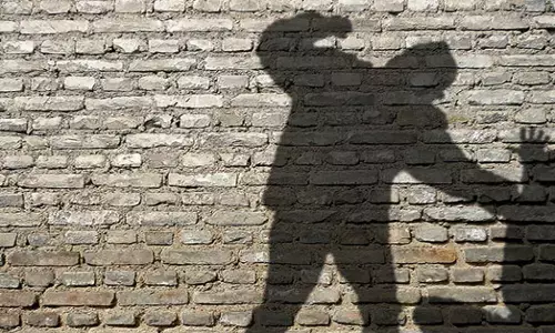 Chikkamagaluru | ಬೈಕ್‌ಗೆ ಅಡ್ಡಗಟ್ಟಿ ಯುವಕನ ಮೇಲೆ ಅನೈತಿಕ ಪೊಲೀಸ್ ಗಿರಿ; ಮೂವರು ಆರೋಪಿಗಳ ಬಂಧನ