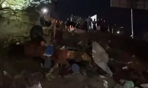 Bagalkot | ಜಮಖಂಡಿಯಲ್ಲಿ ಟ್ರ್ಯಾಕ್ಟರ್ ಟ್ರಾಲಿ ಪಲ್ಟಿ; 2 ವರ್ಷದ ಮಗು ಸೇರಿ ನಾಲ್ವರು ಮೃತ್ಯು, ಹಲವರಿಗೆ ಗಾಯ