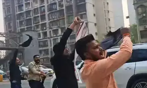 AI ಶೃಂಗಸಭೆಯಲ್ಲಿ ಶರ್ಟ್ ಬಿಚ್ಚಿ ಕಾಂಗ್ರೆಸ್ ಕಾರ್ಯಕರ್ತರಿಂದ ಪ್ರತಿಭಟನೆ ಬೆನ್ನಲ್ಲೆ ಮುಂಬೈನಲ್ಲಿ ರಾಹುಲ್ ಗಾಂಧಿಗೆ ಬಿಜೆಪಿಯಿಂದ ಕಪ್ಪು ಬಾವುಟ ಪ್ರದರ್ಶನ