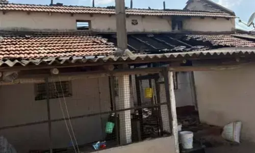 Mandya | ಪ್ರೀತಿಸಿ ಮದುವೆಯಾದ ಹುಡುಗನ ಮನೆಗೆ ಬೆಂಕಿ ಹಚ್ಚಿದ ಯುವತಿಯ ತಂದೆ